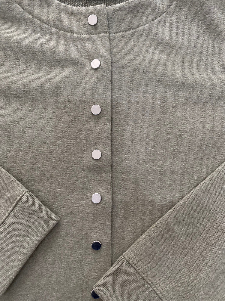 上品な大人カジュアル ドット釦ショート丈カーディガン